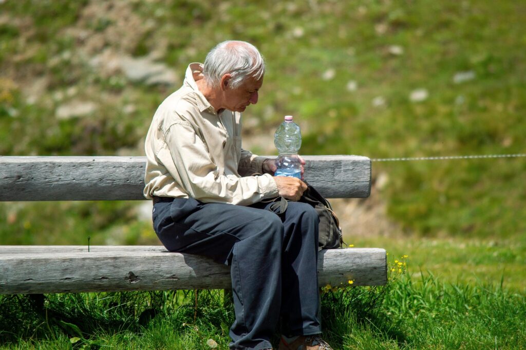 Eau plate ou gazeuse : comment bien s’hydrater quand on est senior ?